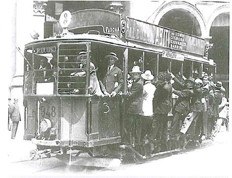 (בספר תמונה של שביתה במילאנו ב-1920, במטרה להשיג תחבורה חופשית)